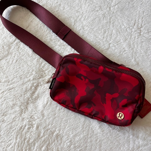 Everywhere belt bag 1l Lunar New year - Picture 1 of 3